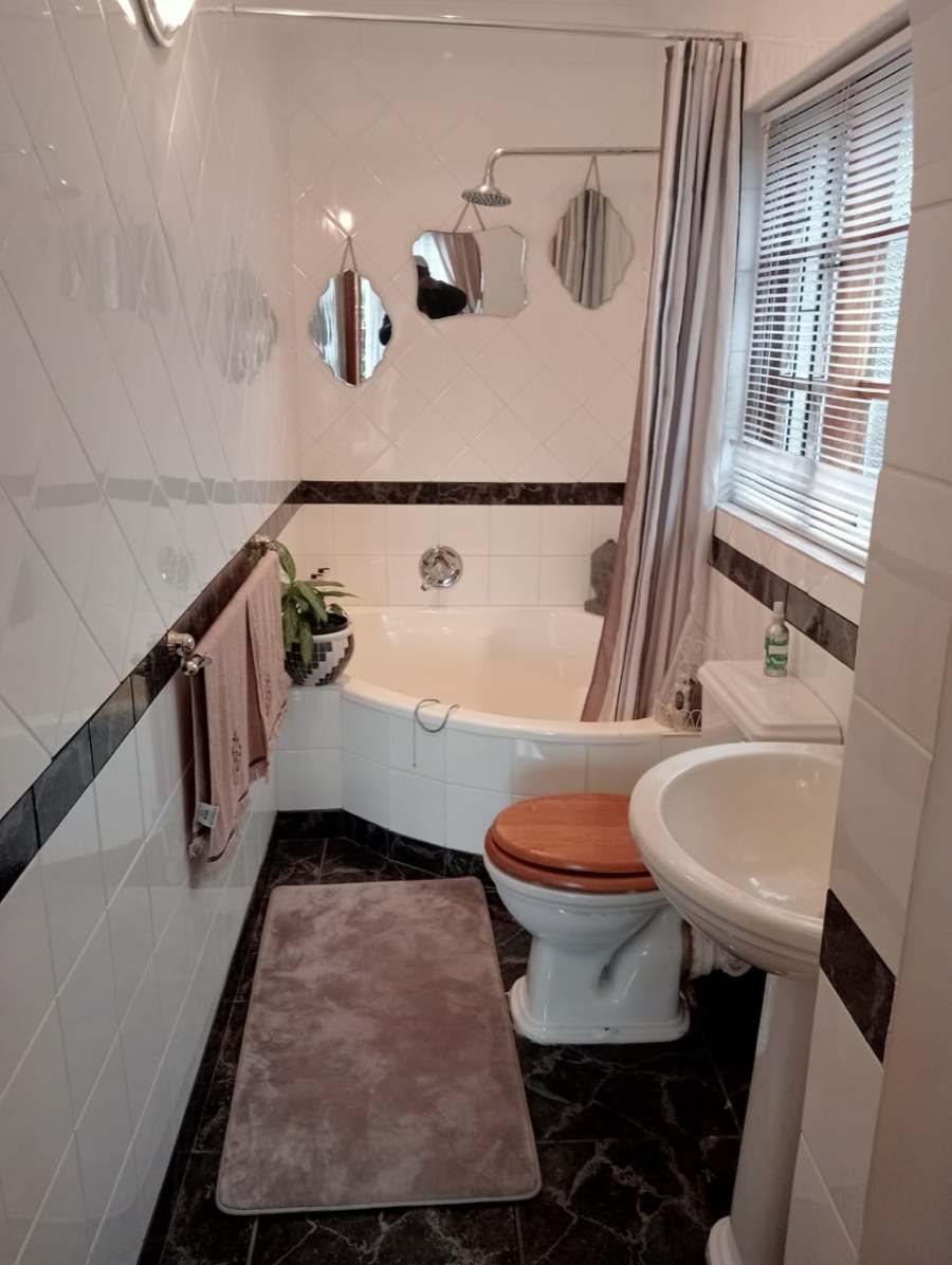 4 Bedroom Property for Sale in Nahoon Valley Park Eastern Cape